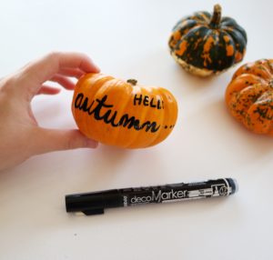 diy-citrouilles-deco-pumkins-paint-gold