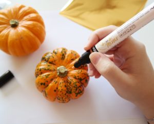 diy-citrouilles-deco-pumkins-paint-gold