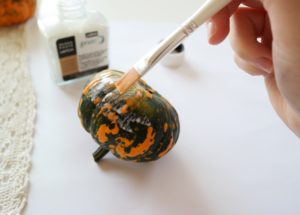 diy-citrouilles-deco-pumkins-paint-gold