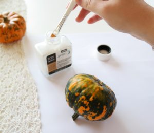 diy-citrouilles-deco-pumkins-paint-gold