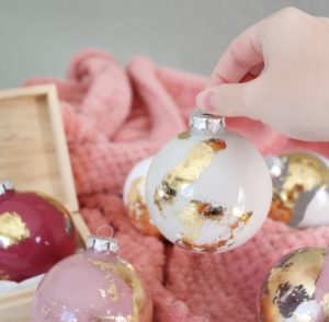 iy-christmas-boules-de-noël-peinture-dorures-pebeo