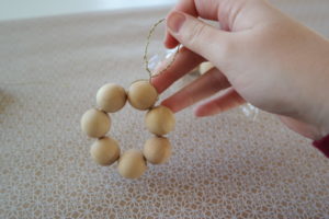 diy-suspension-noel-perles-bois-christmas-ornament