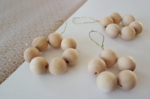 diy-suspension-noel-perles-bois-christmas-ornament