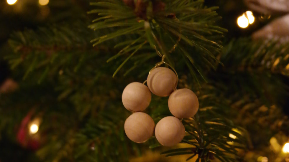 diy-suspension-noel-perles-bois-christmas-ornament