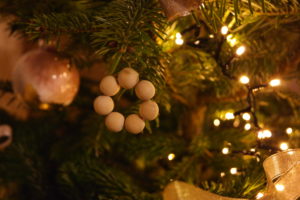 diy-suspension-noel-perles-bois-christmas-ornament