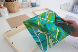 diy-cadre-tropical-vitrail-pebeo