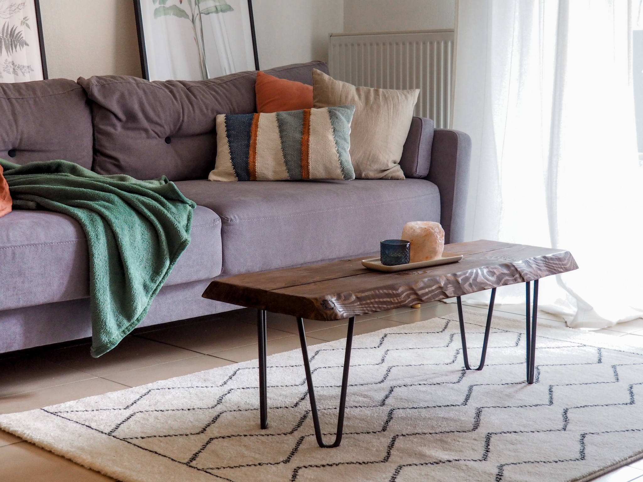 Petite table basse pieds en épingle et bois massif pour salon